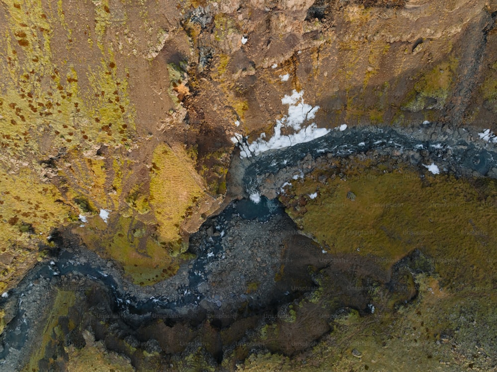 uma vista aérea de um rio em uma área rochosa