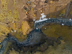 une vue aérienne d’une rivière dans une zone rocheuse