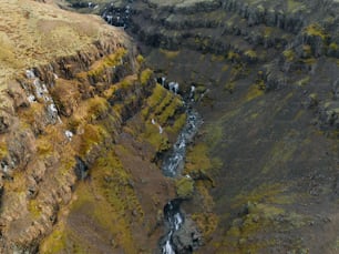 Una vista aérea de un cañón con una cascada