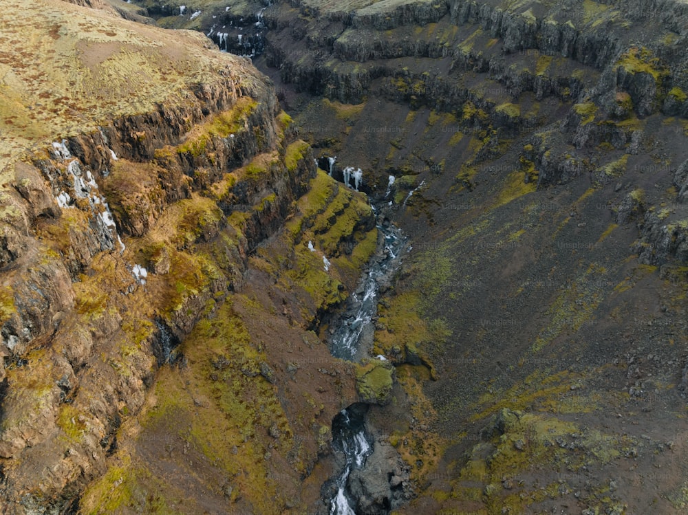 Luftaufnahme einer Schlucht mit Wasserfall