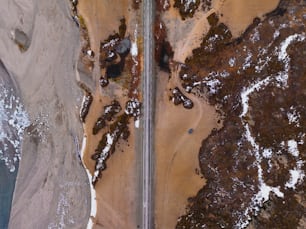 una vista aerea di una strada vicino a una spiaggia