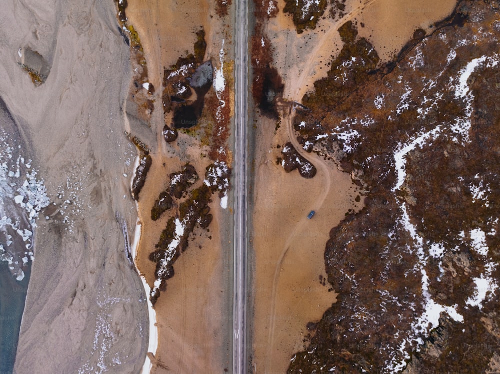 une vue aérienne d’une route près d’une plage