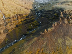 uma vista aérea de uma montanha com um rio que a atravessa