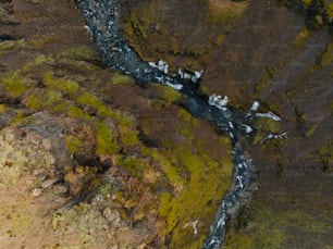 uma vista aérea de um riacho em uma área rochosa