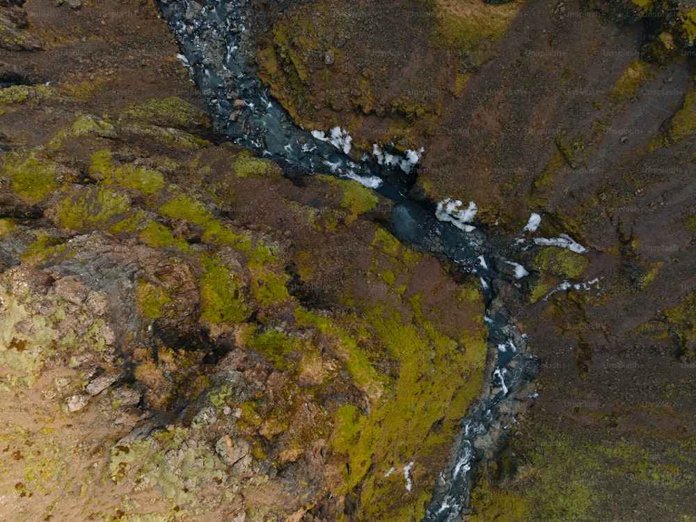 Luftaufnahme eines Baches in einer felsigen Gegend