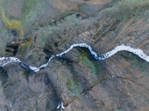 Una vista de pájaro de un río que fluye a través de un valle