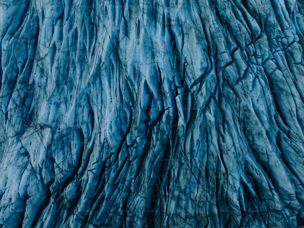 Vue rapprochée d’une formation rocheuse bleue
