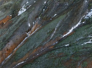 uma vista aérea de uma montanha com neve sobre ela