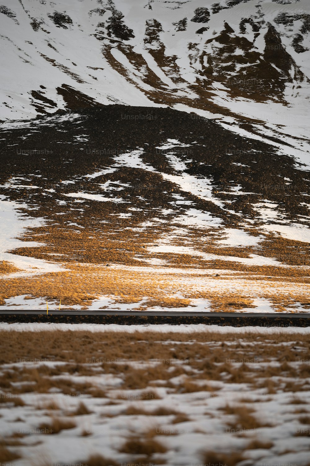 um trem viajando através de uma paisagem coberta de neve