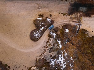 uma vista aérea de uma estrada de terra no meio do nada