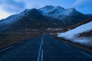 Eine Straße mit einem Berg im Hintergrund