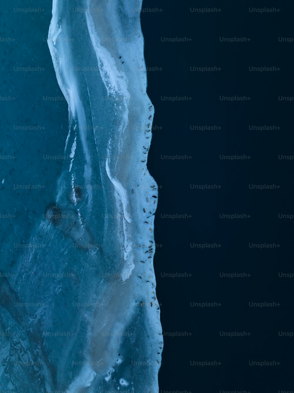 Eine Luftaufnahme von Eis und Wasser von oben