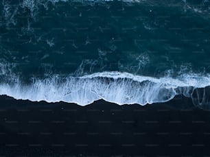 una gran masa de agua con olas que entran y salen de ella