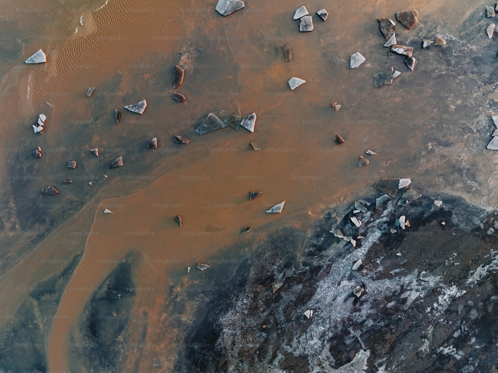 uma vista aérea de rochas e água no deserto