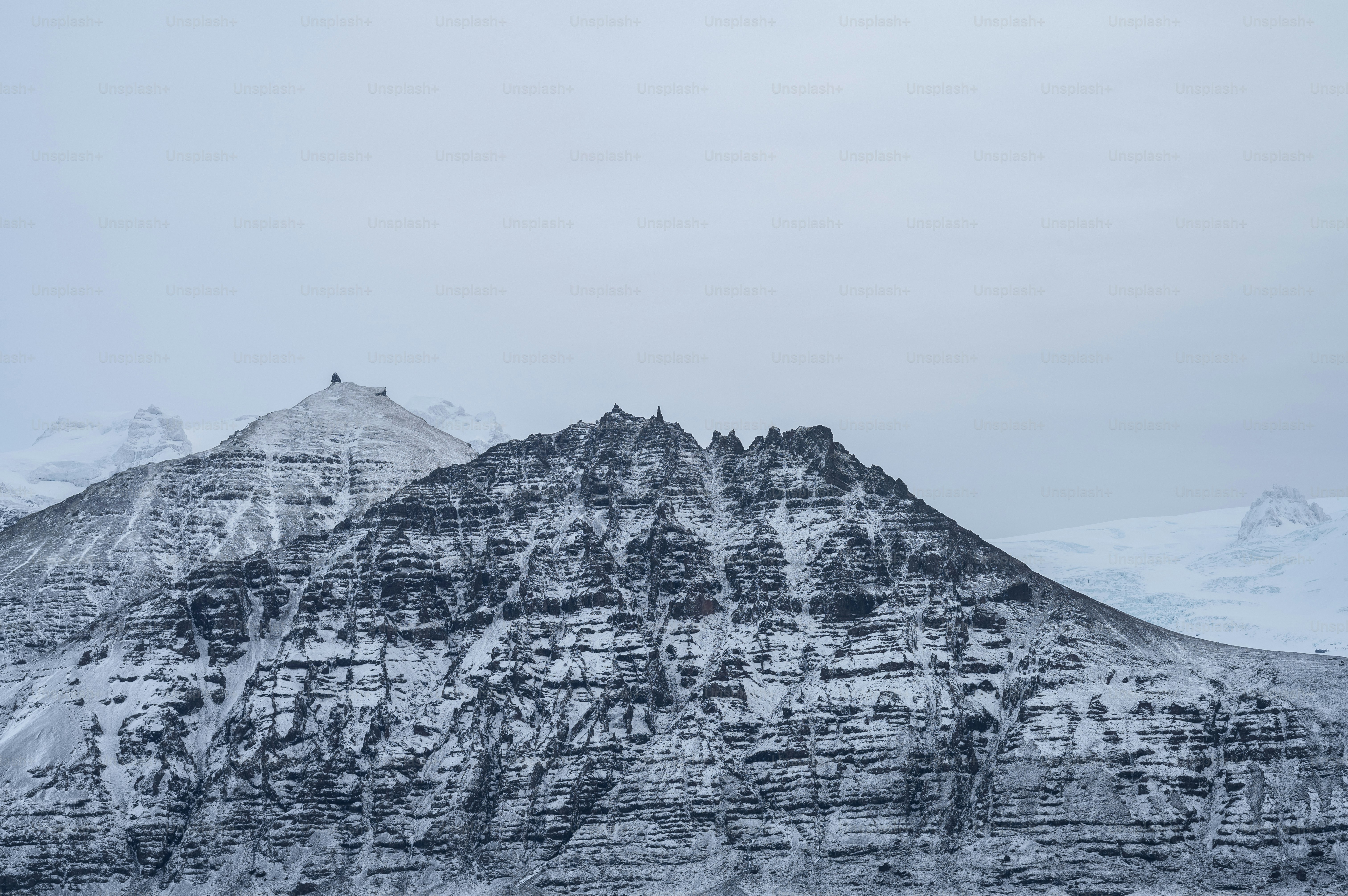 Ein schneebedeckter Berg an einem bewölkten Tag