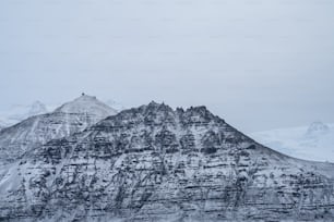 Una montagna coperta di neve in una giornata nuvolosa
