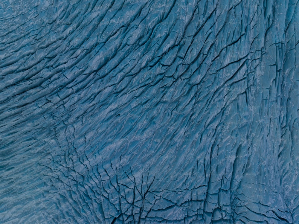 녹는 것처럼 보이는 커다란 파란색 얼음 조각