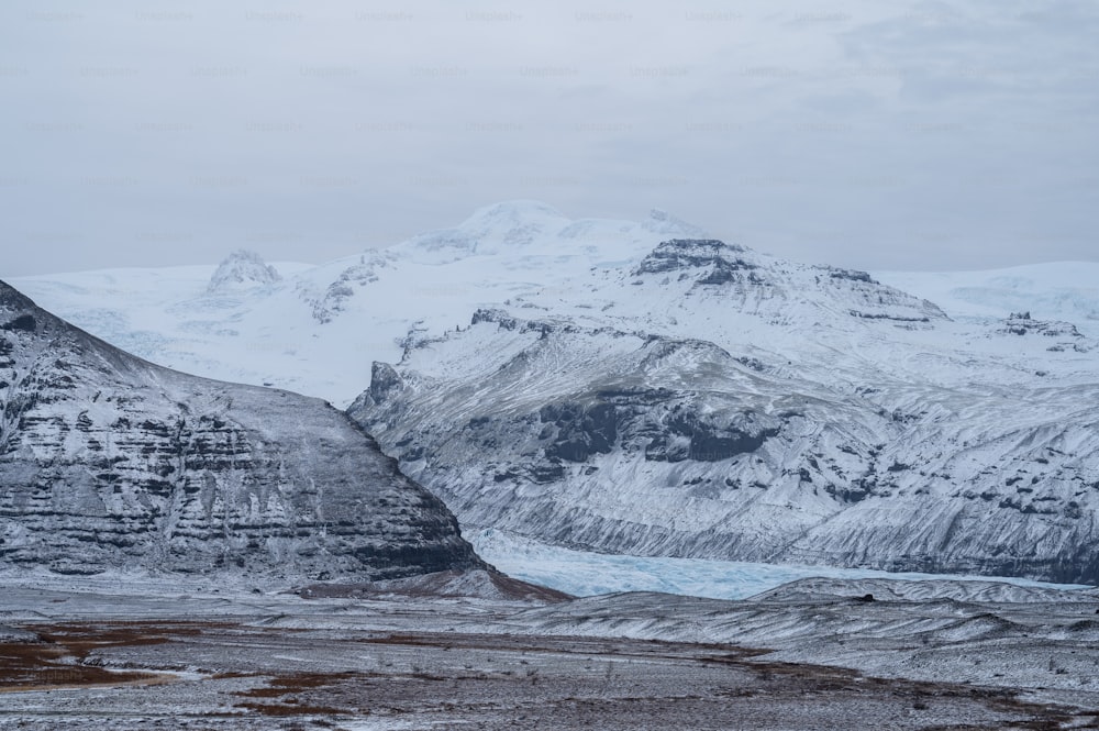 Eine schneebedeckte Bergkette mit einem Gletscher im Vordergrund