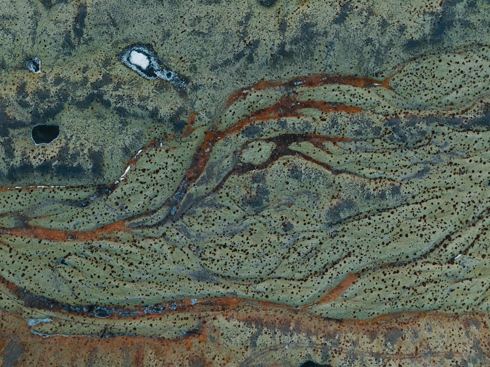 uma vista aérea de uma grande área de terra