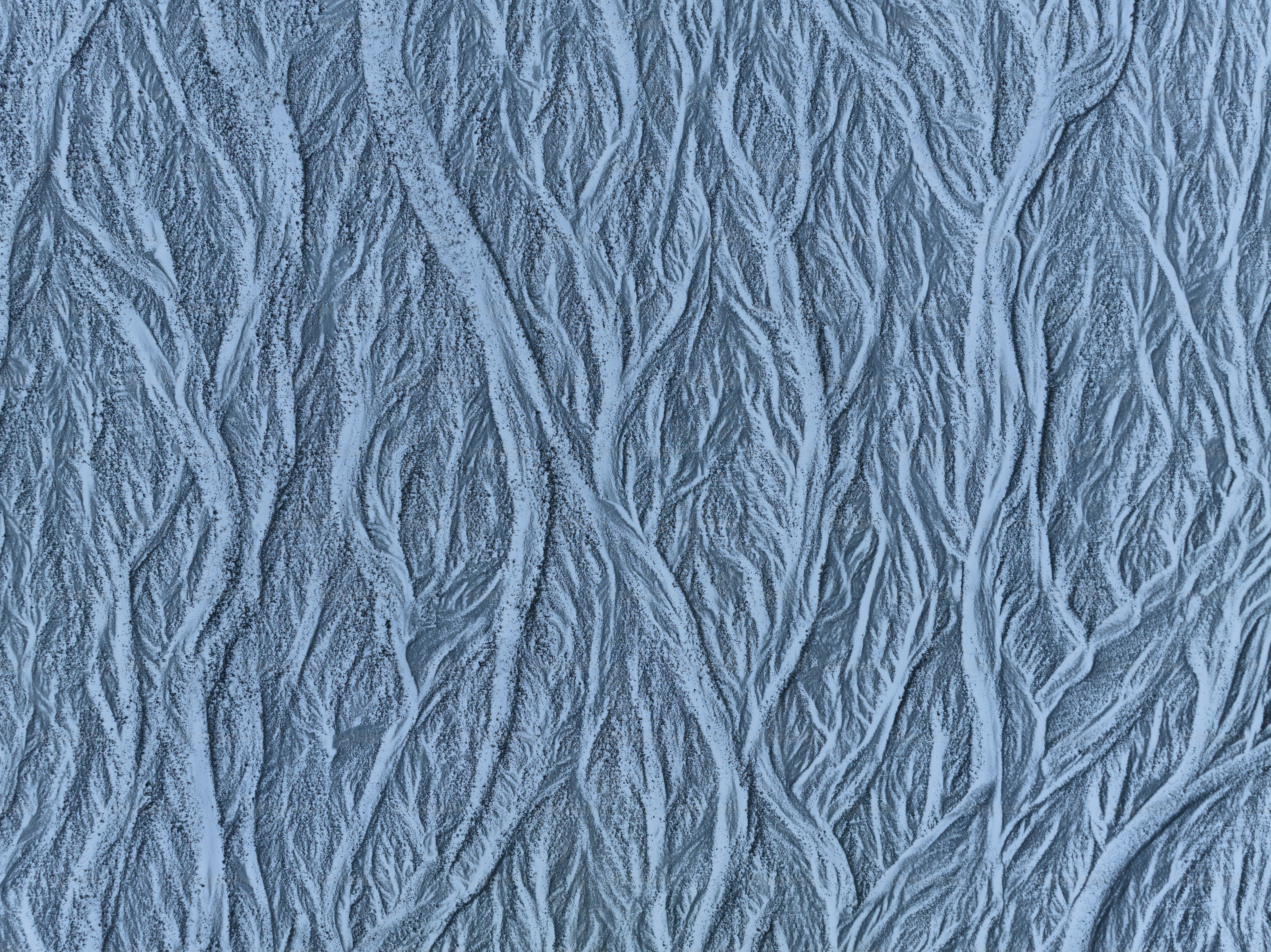 eine Nahaufnahme einer blauen Wand mit einem Muster darauf