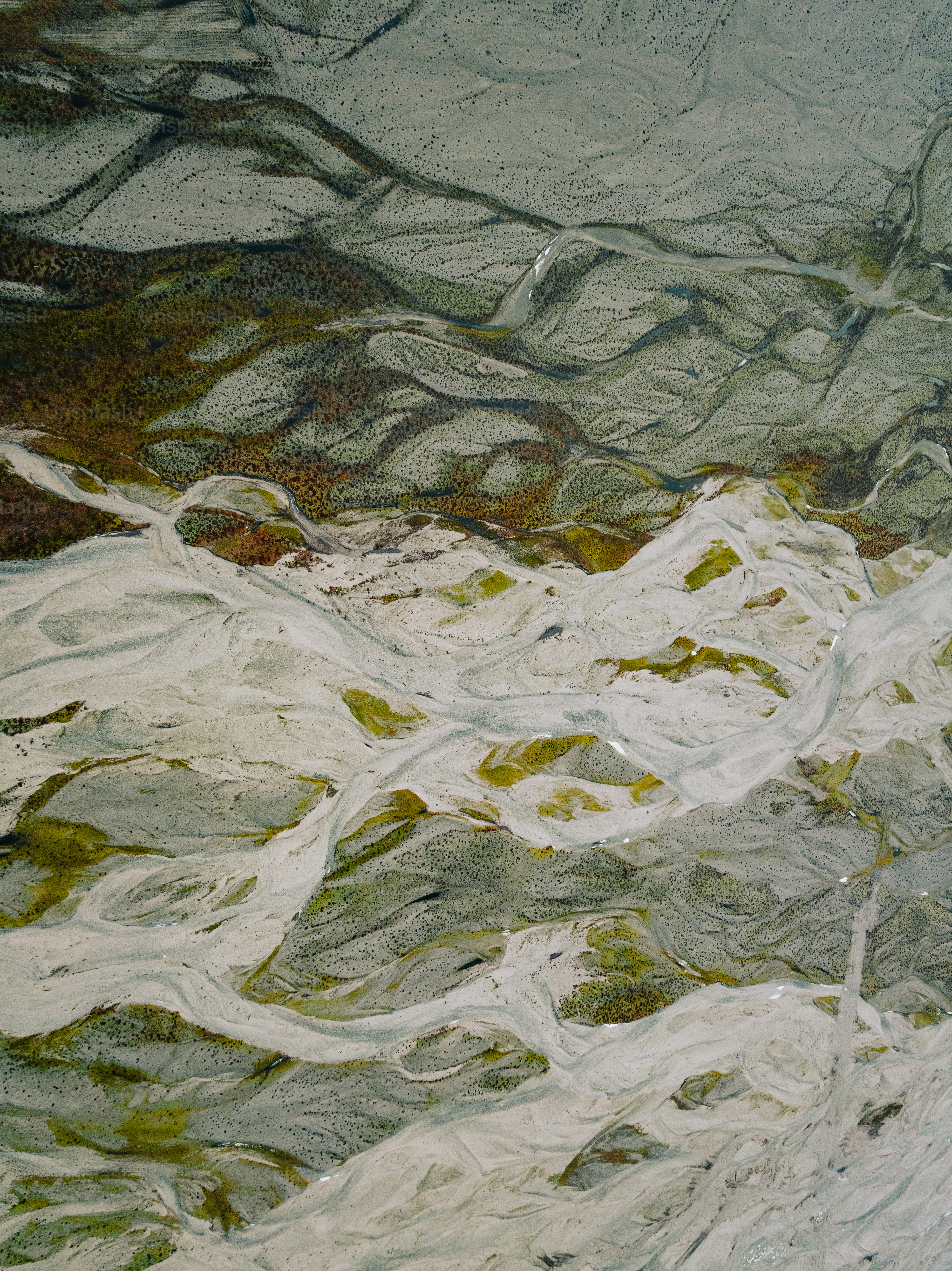 una veduta aerea di una montagna innevata