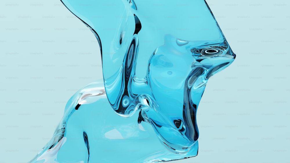 Un primer plano de una escultura de vidrio azul