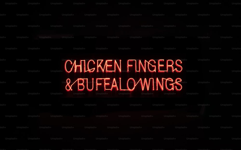 Une enseigne au néon qui dit doigts de poulet et ailes de buffle