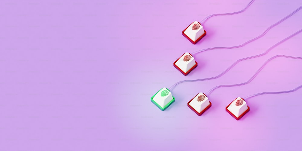 um grupo de três itens coloridos diferentes em uma superfície roxa