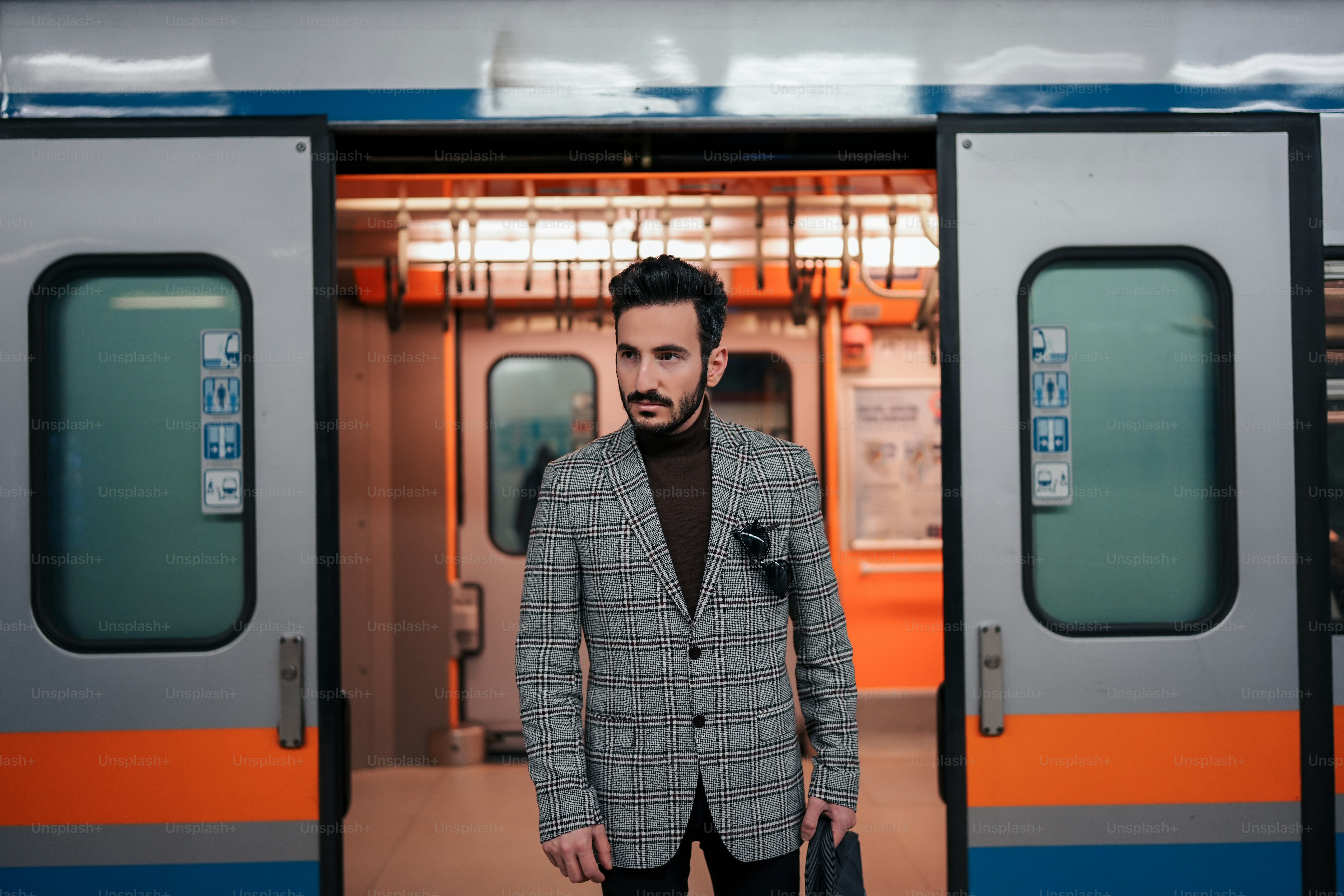 Un hombre parado frente a la puerta de un tren