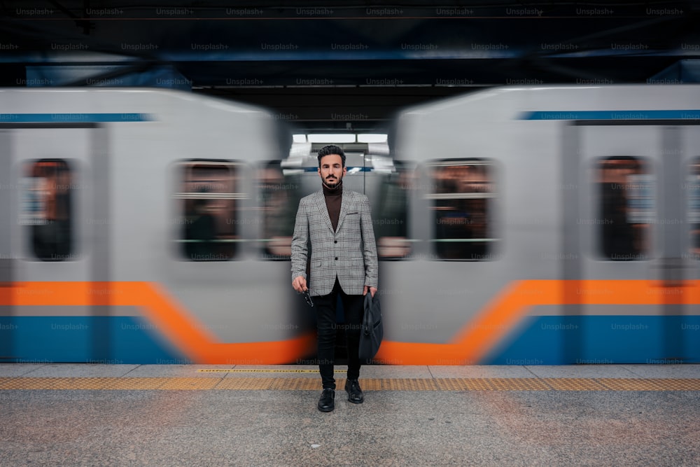 Un hombre parado frente a un tren