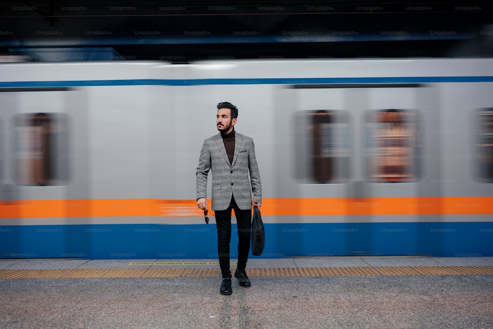 um homem em pé na frente de um trem