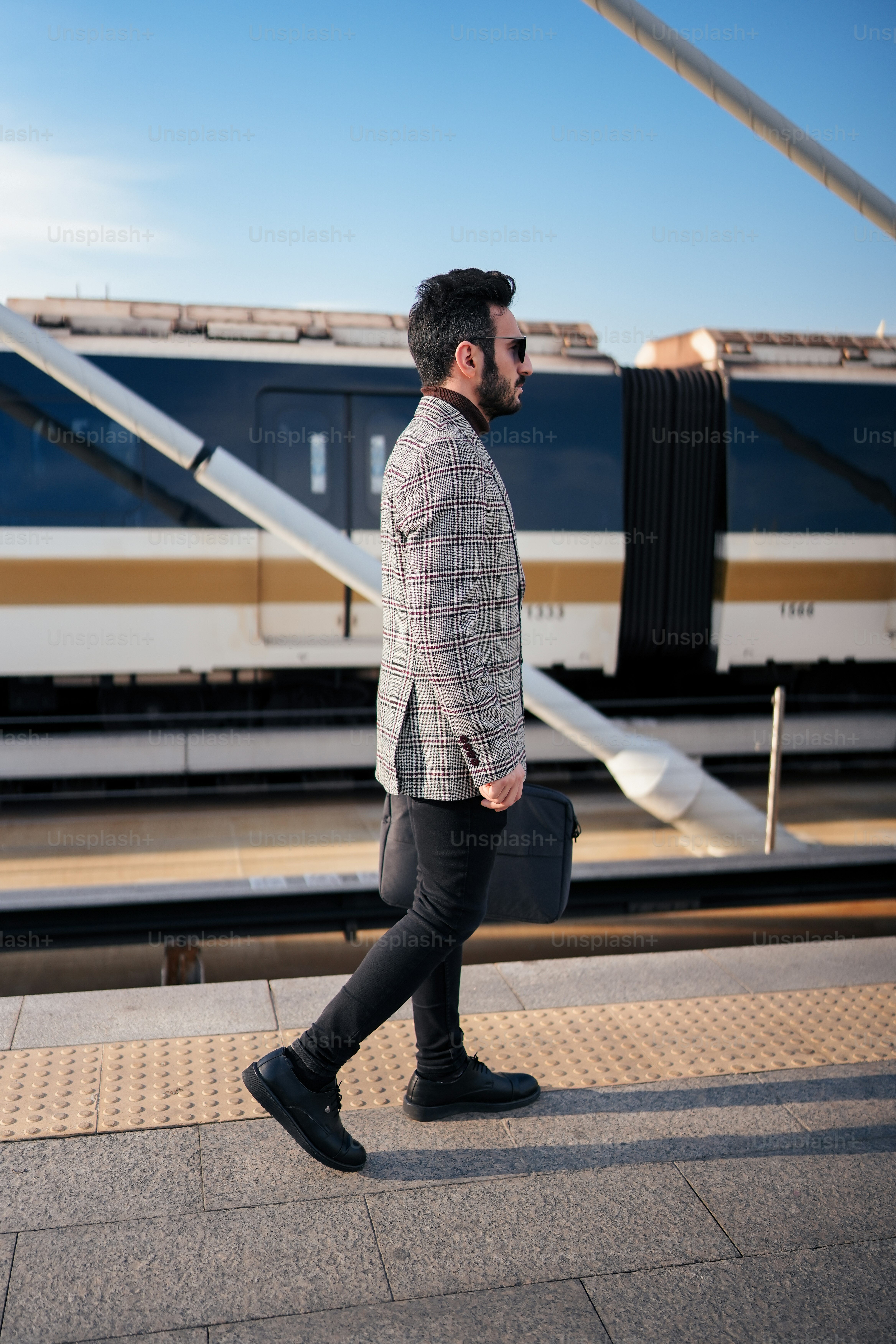 Un hombre con un maletín caminando sobre una plataforma
