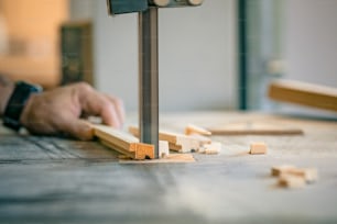 Eine Person arbeitet an einem Stück Holz