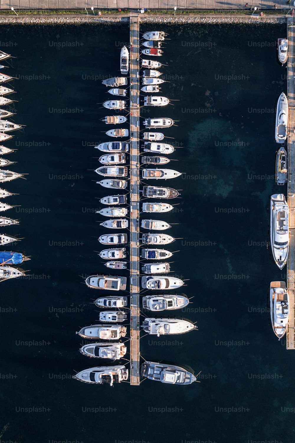 um monte de barcos que estão na água