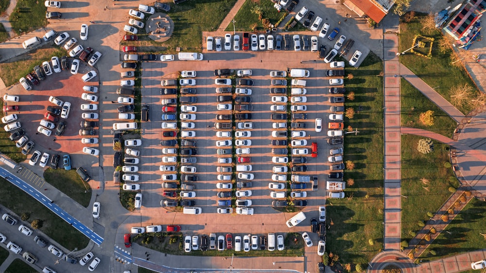 um estacionamento cheio de carros estacionados
