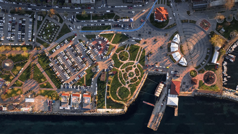 uma vista aérea de uma marina e uma cidade