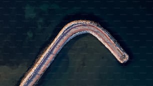 une vue aérienne d’une route courbe dans l’eau