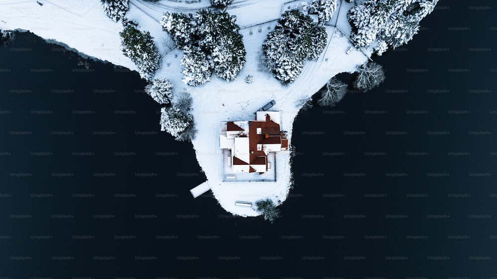 Luftaufnahme eines Hauses im Schnee