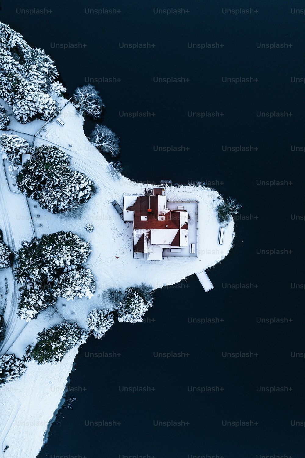 uma vista aérea de uma casa na neve