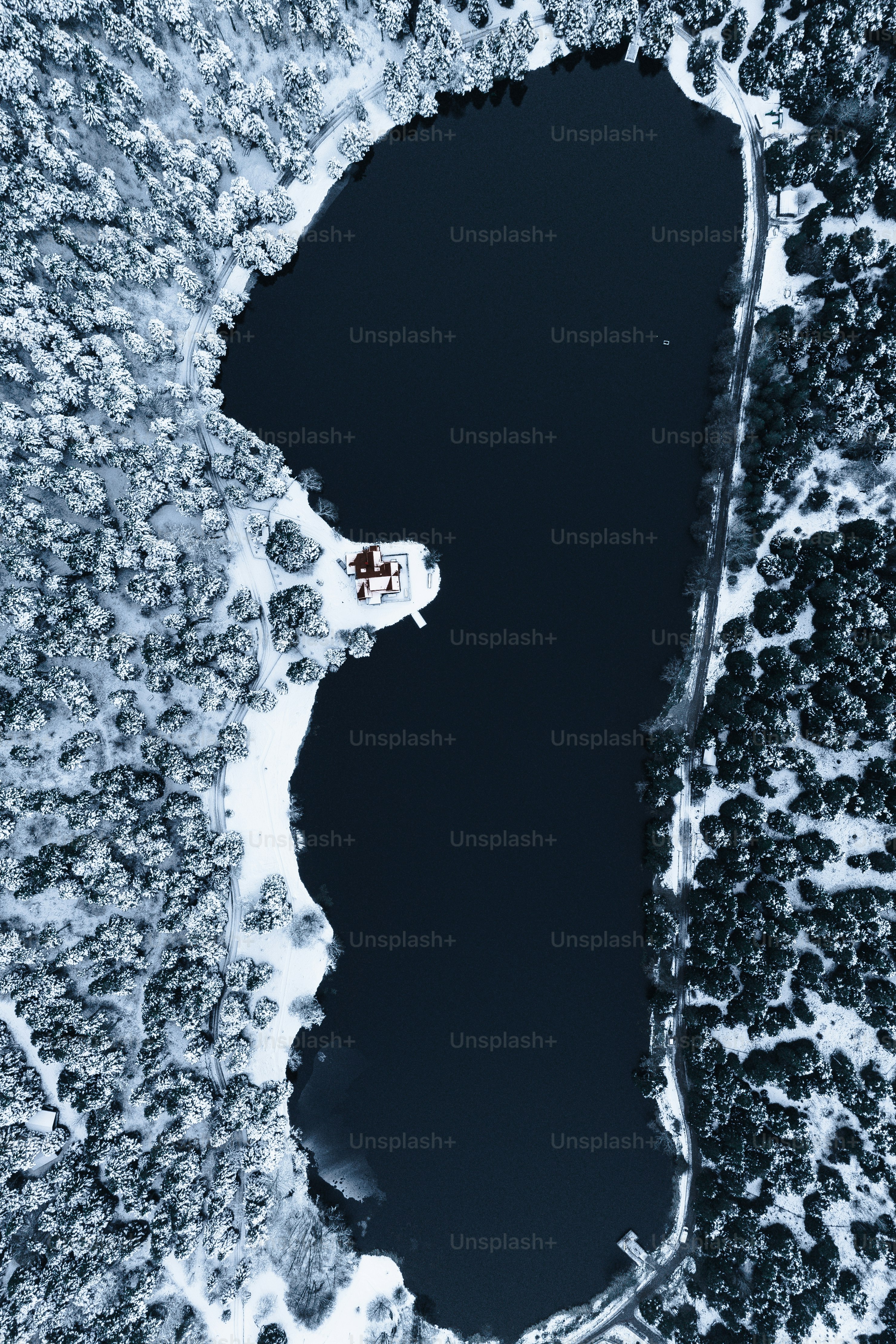 An aerial view of a house in the snow photo – Winter Image on Unsplash