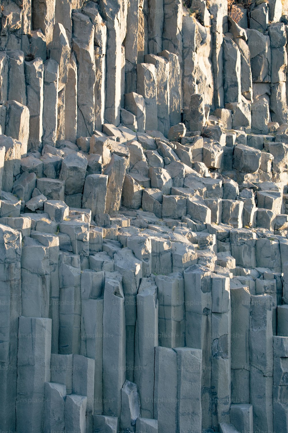 un grande gruppo di rocce sedute l'una accanto all'altra