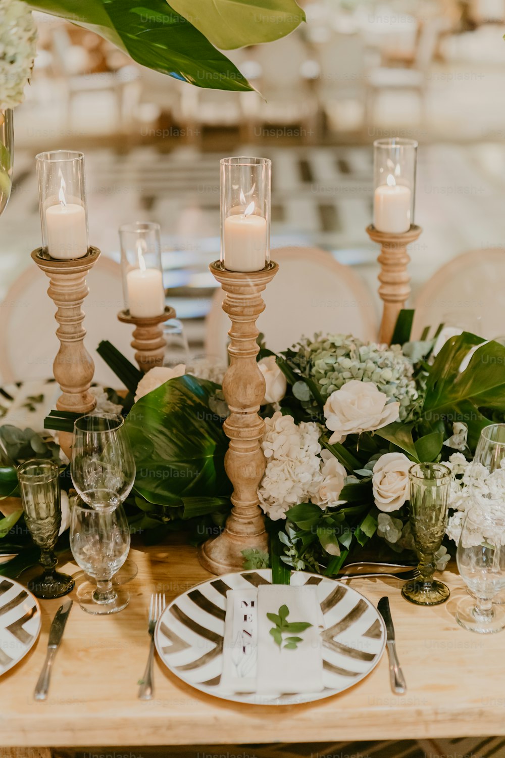 Una mesa de madera cubierta con muchas flores blancas