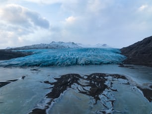 水に浮かぶ大きな氷山