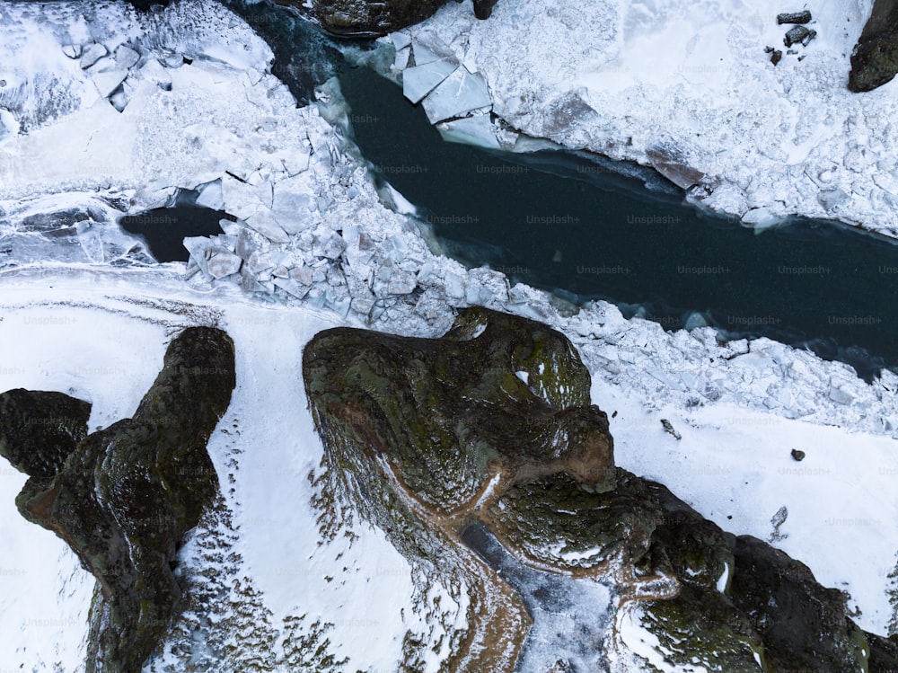 une vue aérienne d’une rivière entourée de neige