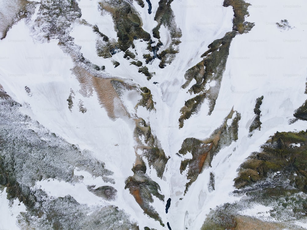 Luftaufnahme eines schneebedeckten Berges