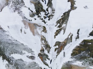 una veduta aerea di una montagna innevata
