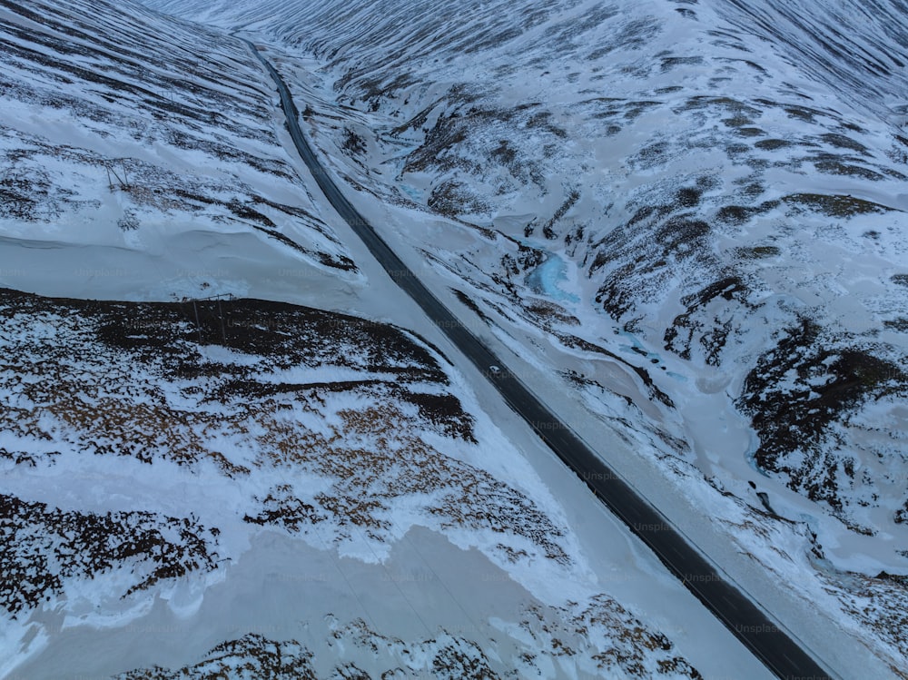 uma vista aérea de uma estrada na neve
