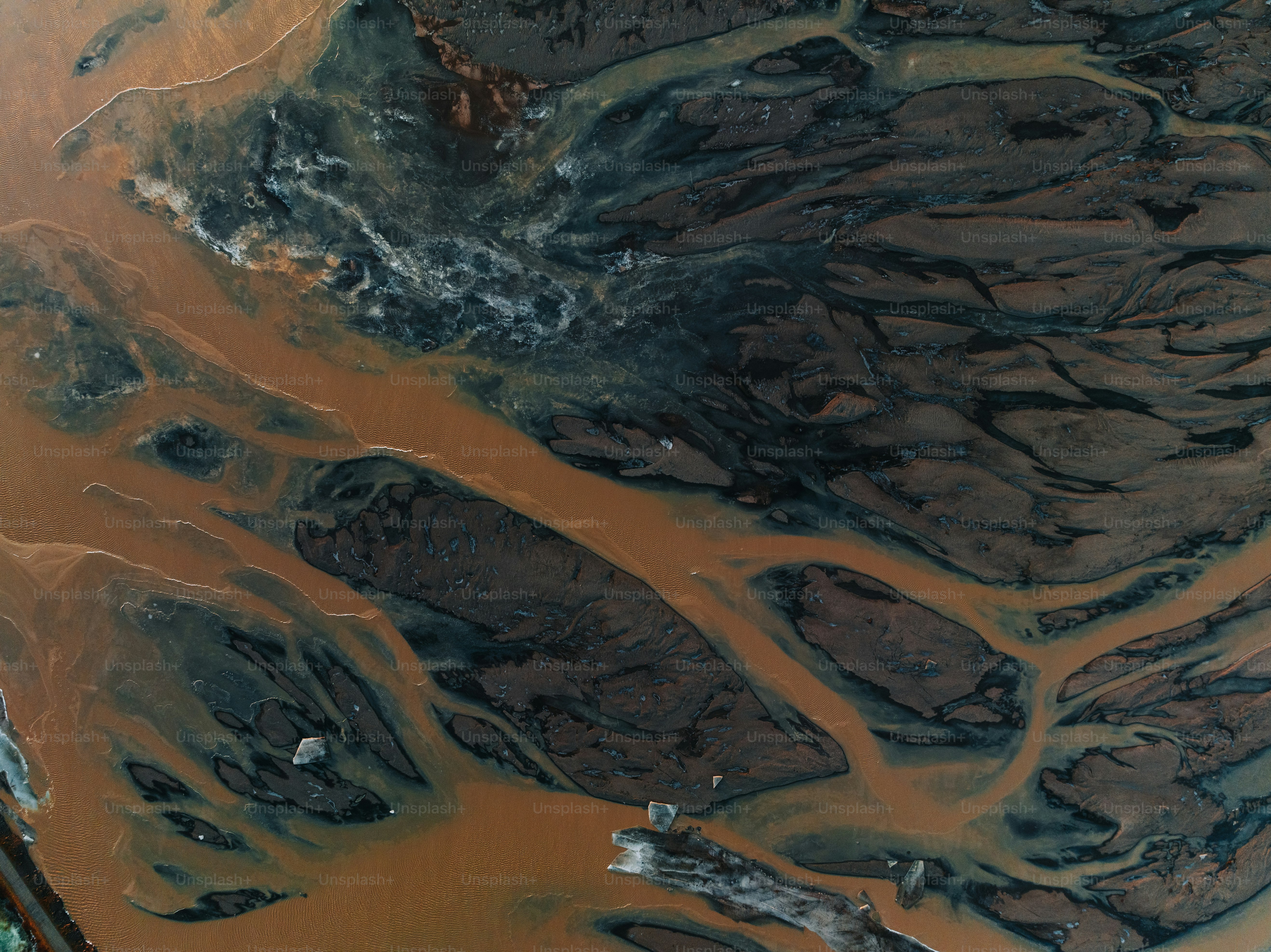 Luftaufnahme eines großen Gewässers