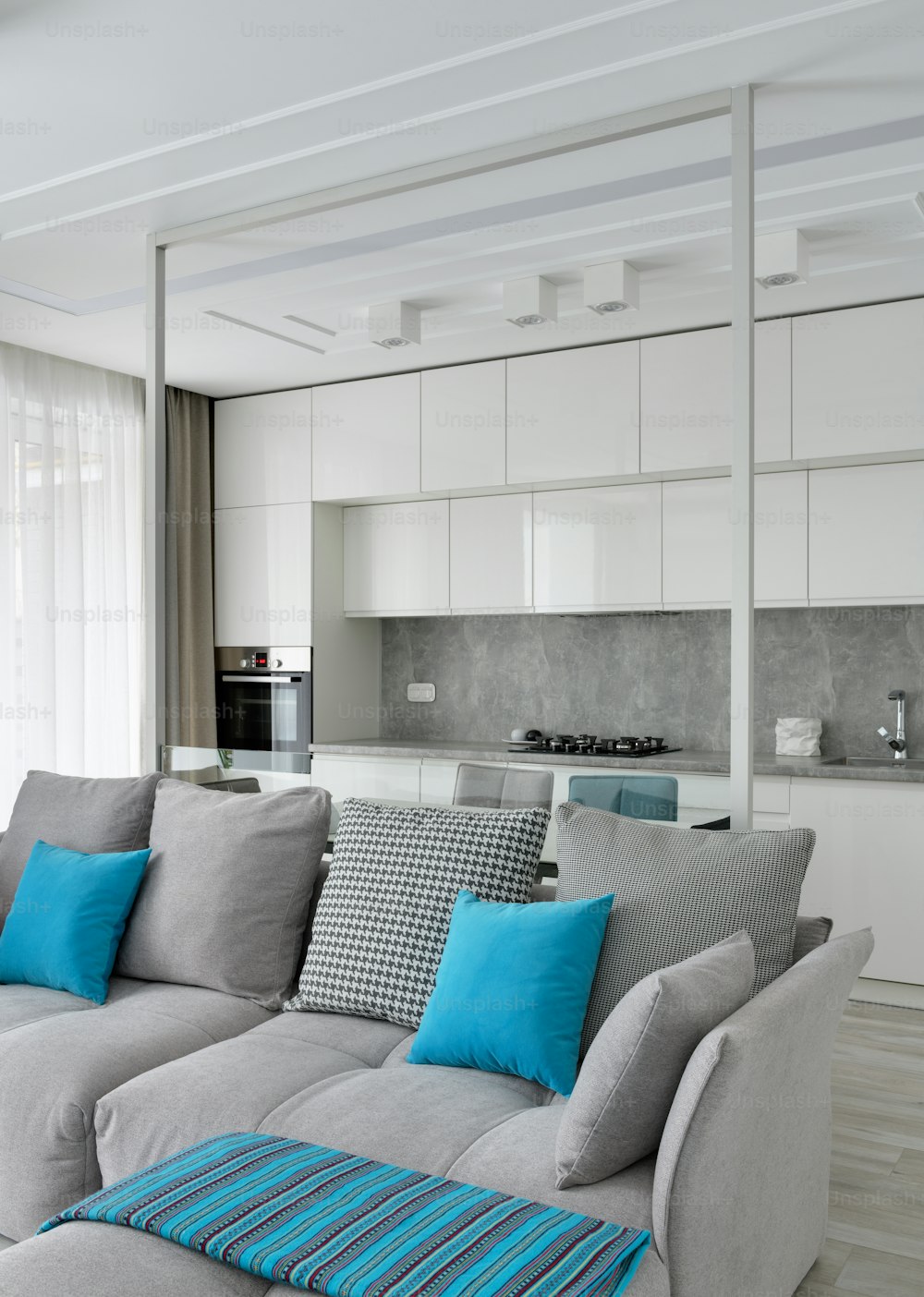 Un soggiorno con divano grigio e cuscini blu foto – Home decor Immagine su  Unsplash