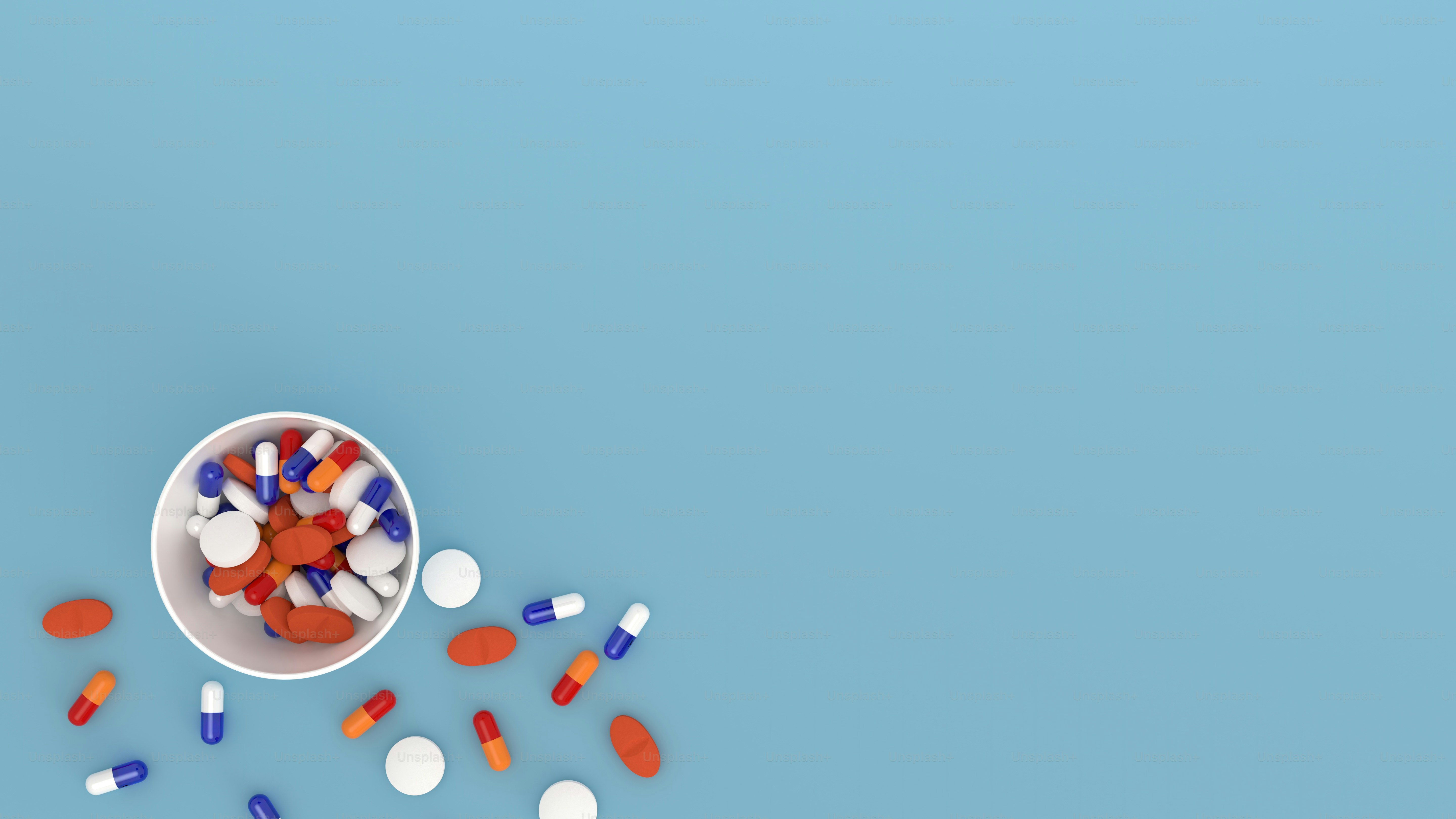 una ciotola bianca piena di pillole sopra una superficie blu